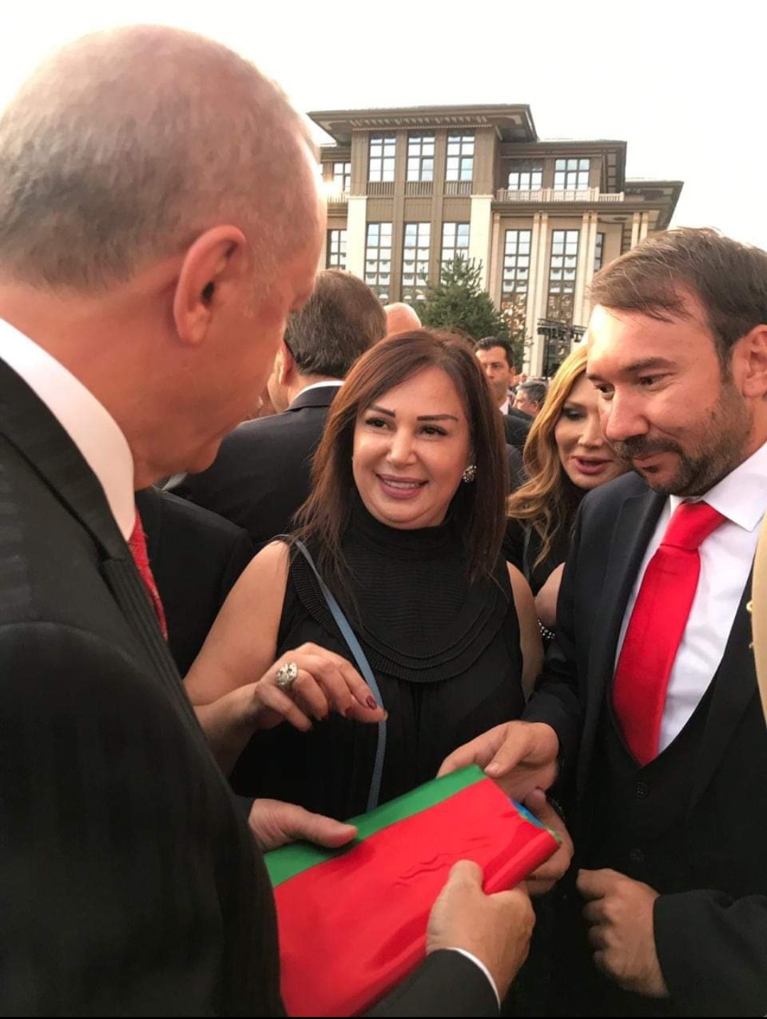 Samir İsgenderoğlu Cumhurbaşkanı Recep Tayyip Erdoğan'a Azerbaycan Bayrağını Hediye etti